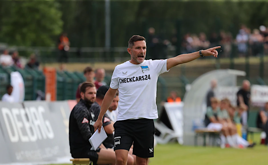 Herthas Coach Stefan Leitl musste seine Spieler gegen Dynamo immer wieder nach vorne antreiben.