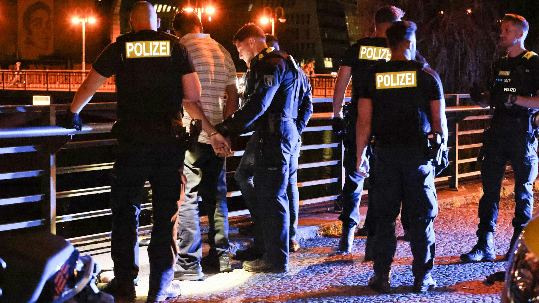 Ein  Handtaschenräuber wird von der Polizei an der Schillingbrücke in Berlin festgenommen. Er war mit einem E-Scooter geflüchtet.