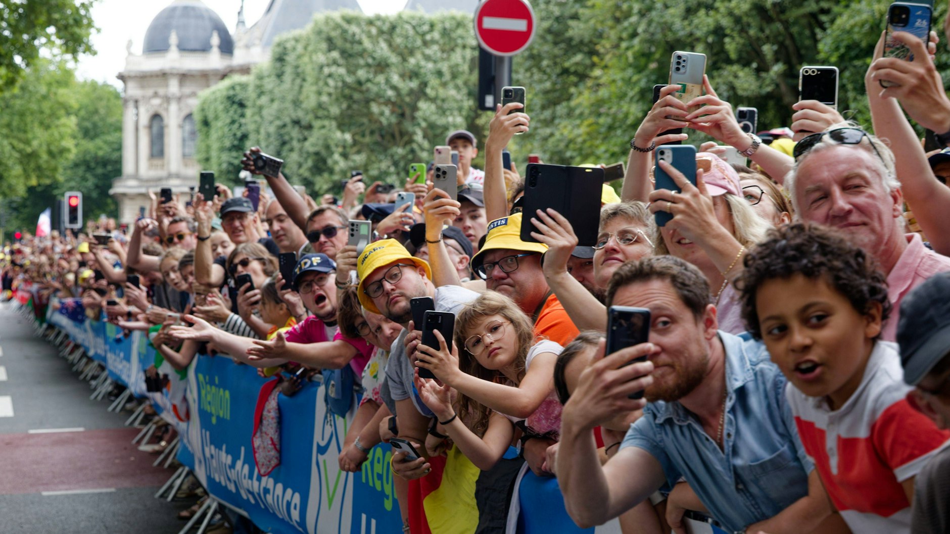 Ja, wo kommen sie denn? Die Zuschauer stehen eng beieinander beim Auftakt der Tour de France.