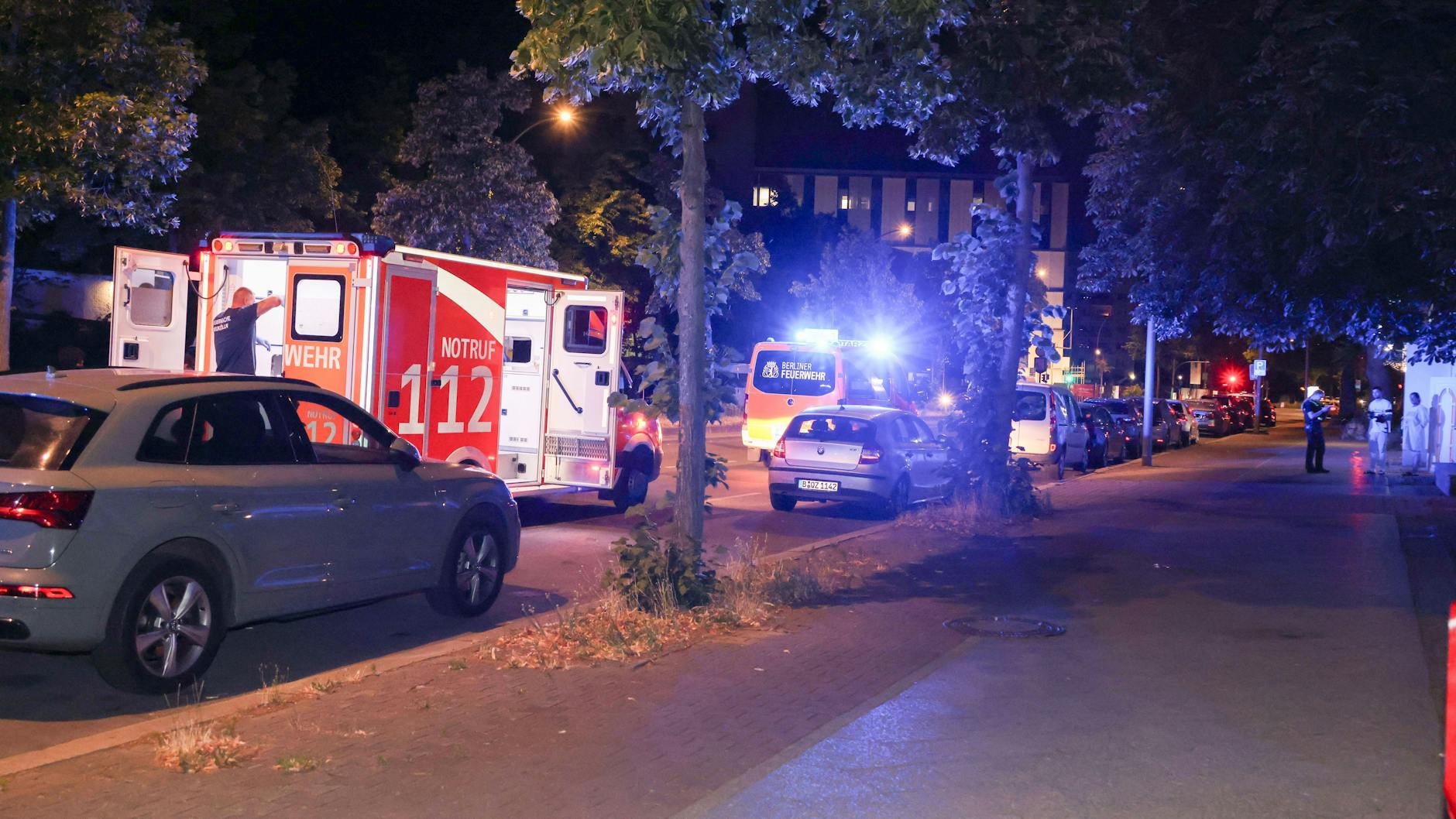 Ein Rettungswagen und ein Notarztwagen stehen in Berlin-Buckow, wurden zu einer Messerstecherei gerufen.