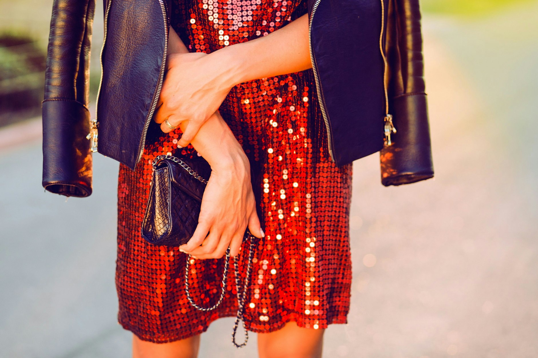 Glitzertop gegen Hoodie – nicht aus Stilgründen, sondern aus Selbstschutz.