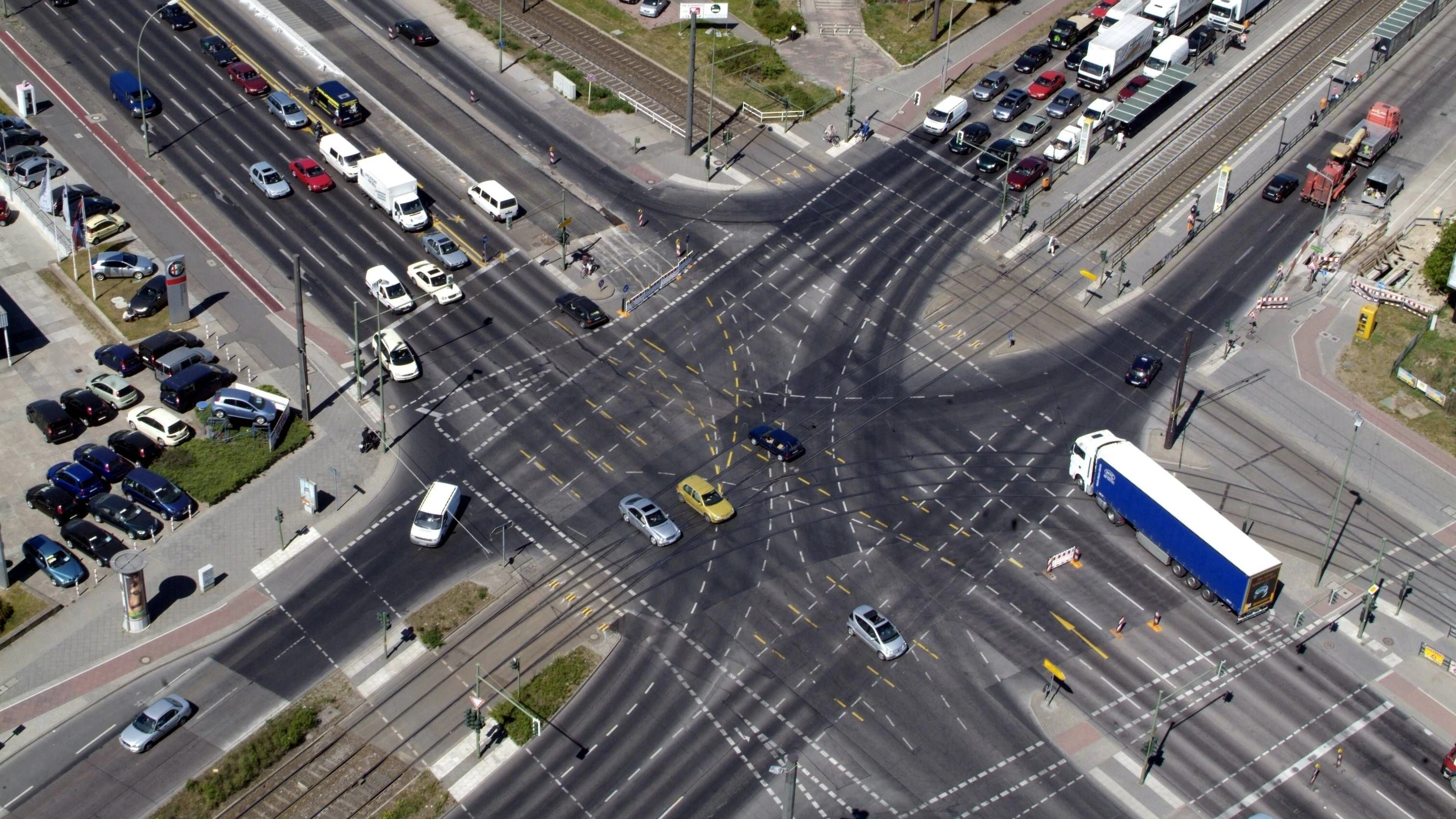Die Kreuzung von Rhinstraße und Allee der Kosmonauten ist ein wichtiger Verkehrsknotenpunkt im Osten der Stadt. Direkt nebenan beginnen am Montag neue Bauarbeiten.