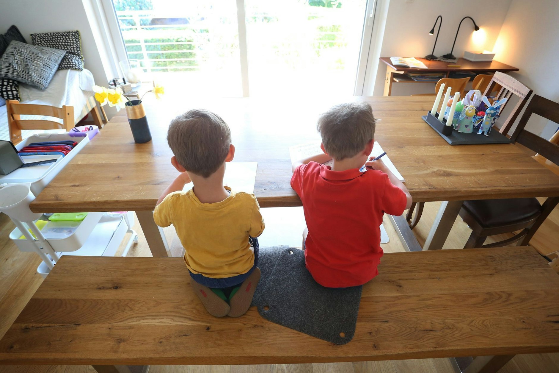 Experienced drastic changes in their living environment and the long-term consequences of the Corona pandemic: children.