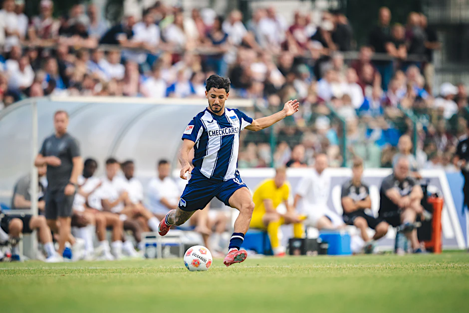 Herthas Kevin Sessa, eigentlich zentraler Mittelfeldspieler, wird von Trainer Leitl gerade auf dem rechten Flügel getestet.