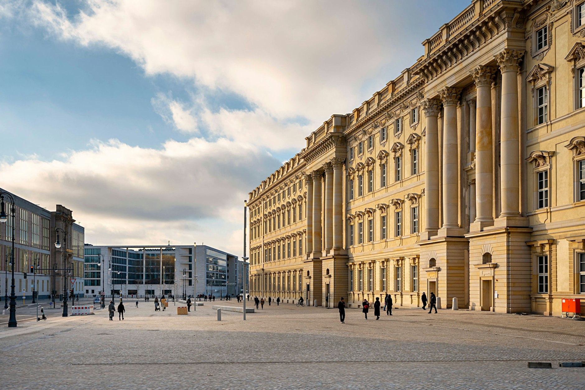 Alles so kahl hier zwischen dem Ostflügel des Schlosses mit dem Humboldt-Forum (r.) und dem ehemaligen Staatsratsgebäude (l.). Inzwischen stehen auf der Fläche ein paar bunte Bänke, aber demnächst sollen drei Wäldchen gepflänzt werden.
