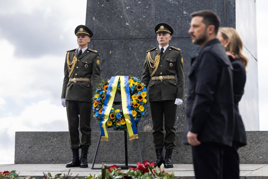 Ukraine am Abgrund: Wie Krieg, Korruption und Machtkämpfe an Selenskyj ...