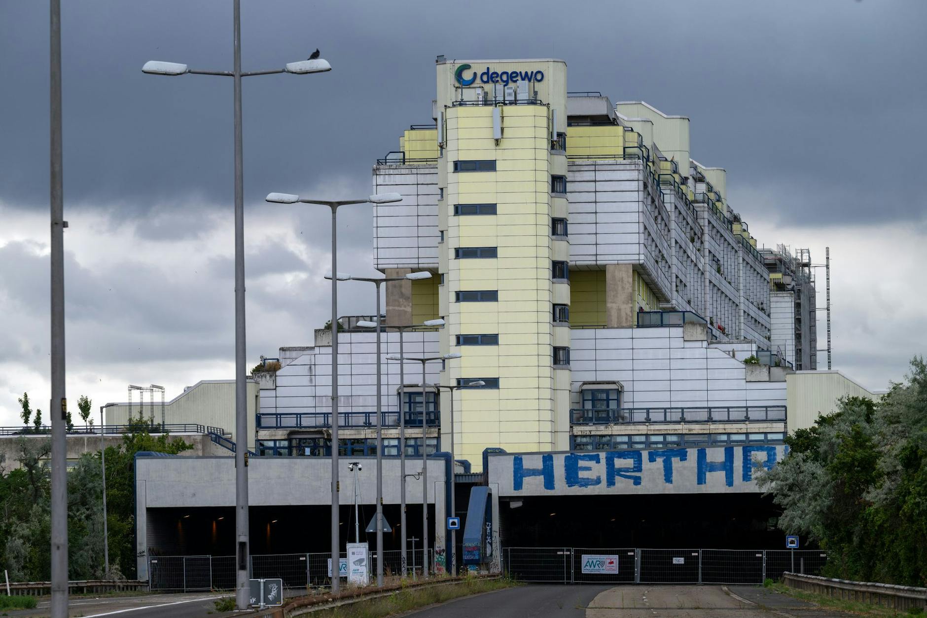 Über der „Schlange“ in Wilmersdorf ziehen dunkle Wolken auf: In zahlreichen Wohnungen des denkmalgeschützten Wohnkomplexes wurden asbesthaltige Materialien entdeckt. Nun steht eine umfassende Sanierung an – doch die Kosten drohen aus dem Ruder zu laufen.