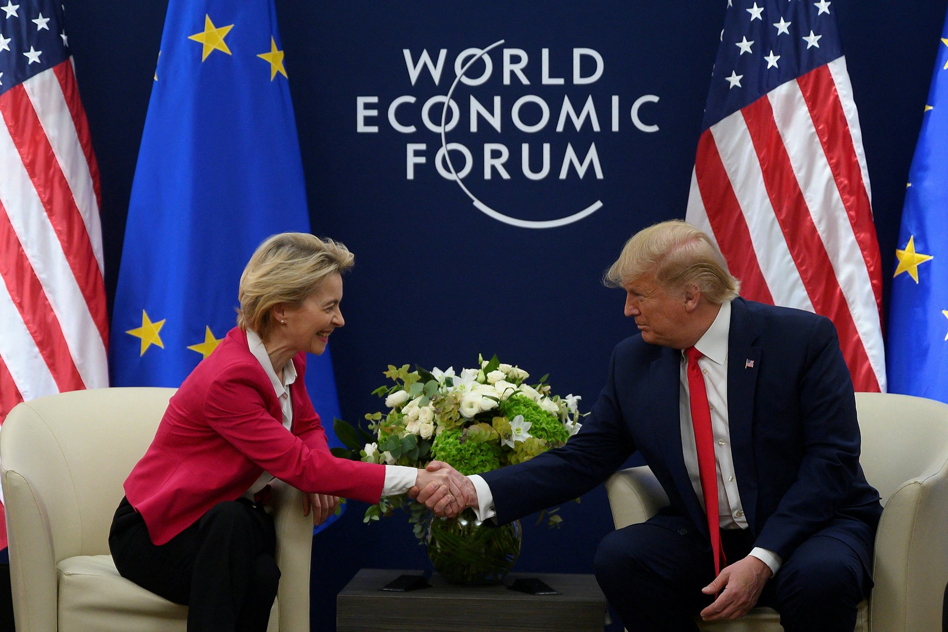 Ursula von der Leyen (l.), Präsidentin der Europäischen Kommission, trifft Donald Trump, den Präsidenten der USA, auf dem Weltwirtschaftsforum (WEF).