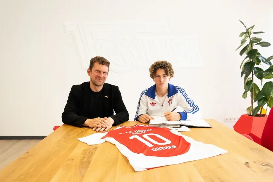 Lutz Munack, Geschäftsführer Nachwuchs- und Amateurabteilung des 1. FC Union, bei der Vertragsunterschrift von Linus Güther.