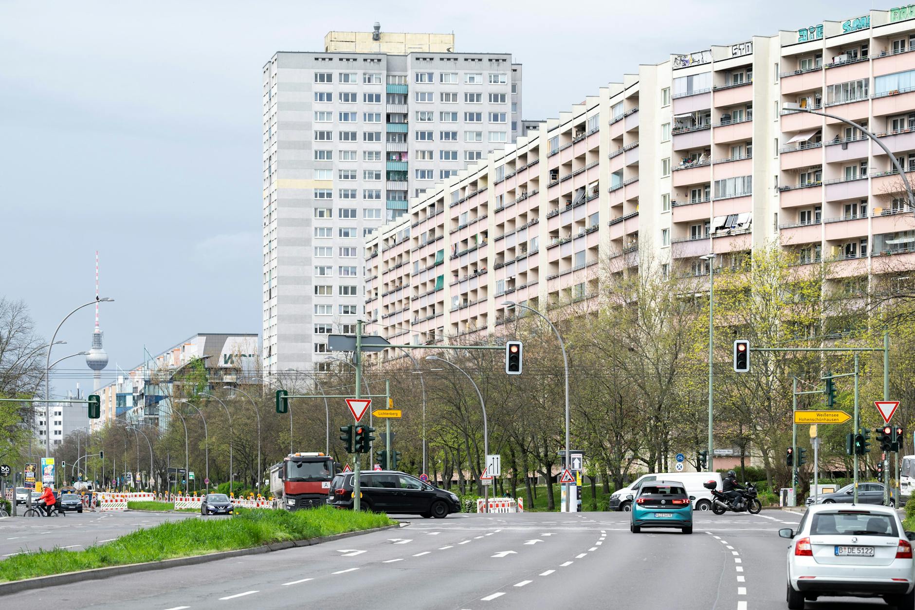Für Zehntausende Berliner Mieter von landeseigenen Wohnungsunternehmen wird sich in den kommenden Monaten die Miete erhöhen.