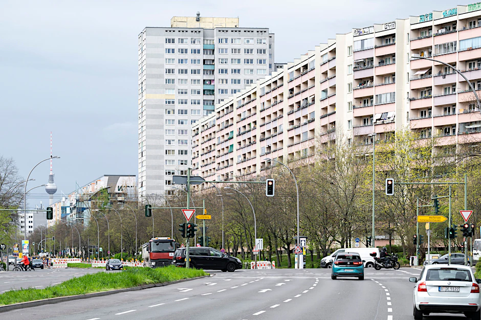 Für Zehntausende Berliner Mieter von landeseigenen Wohnungsunternehmen wird sich in den kommenden Monaten die Miete erhöhen.
