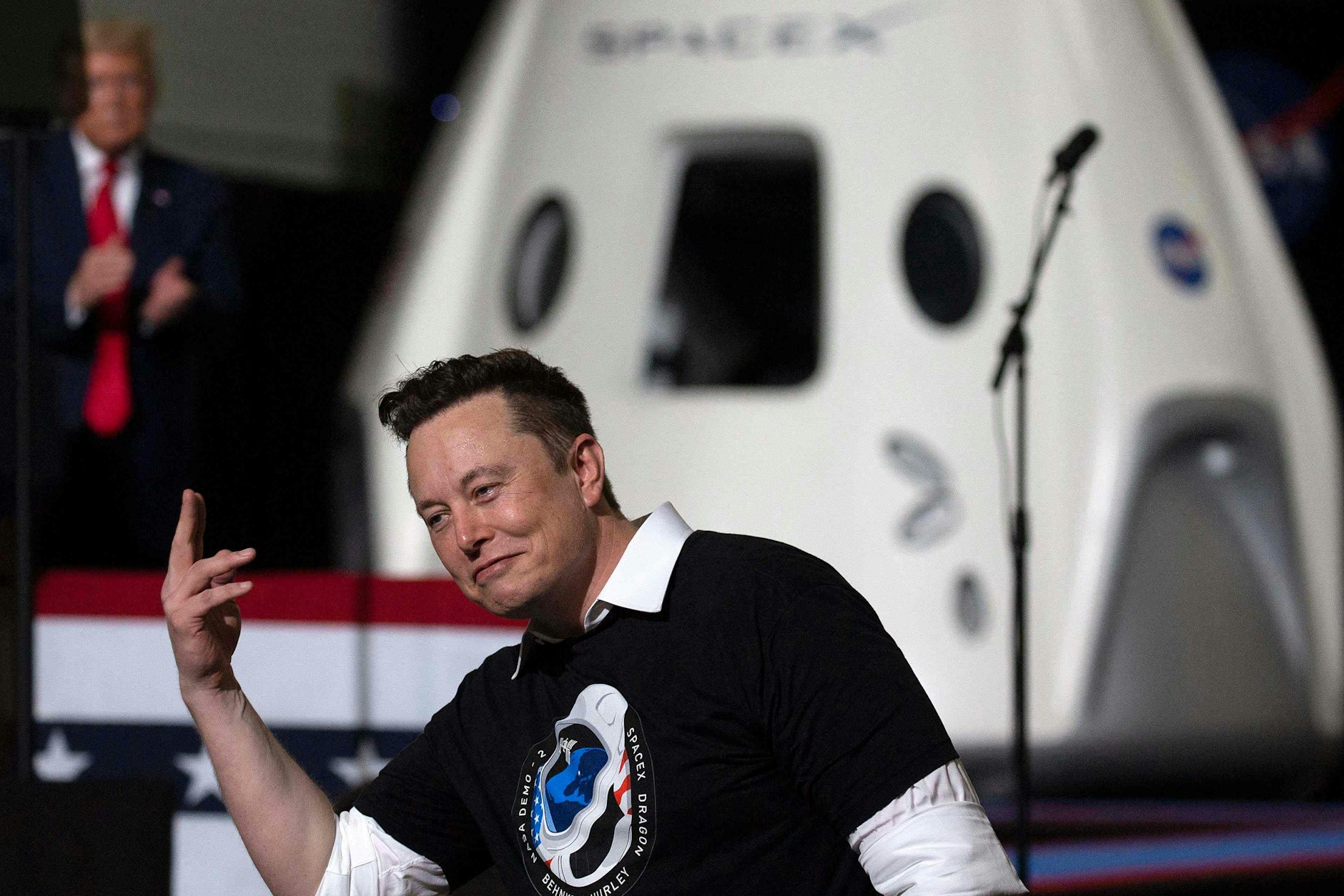 US-Präsident Trump applaudiert SpaceX-Gründer Elon Musk nach dem erfolgreichen Start der SpaceX-Falcon-9-Rakete mit einem bemannten Raumschiff am 30. Mai 2020 in Cape Canaveral.
