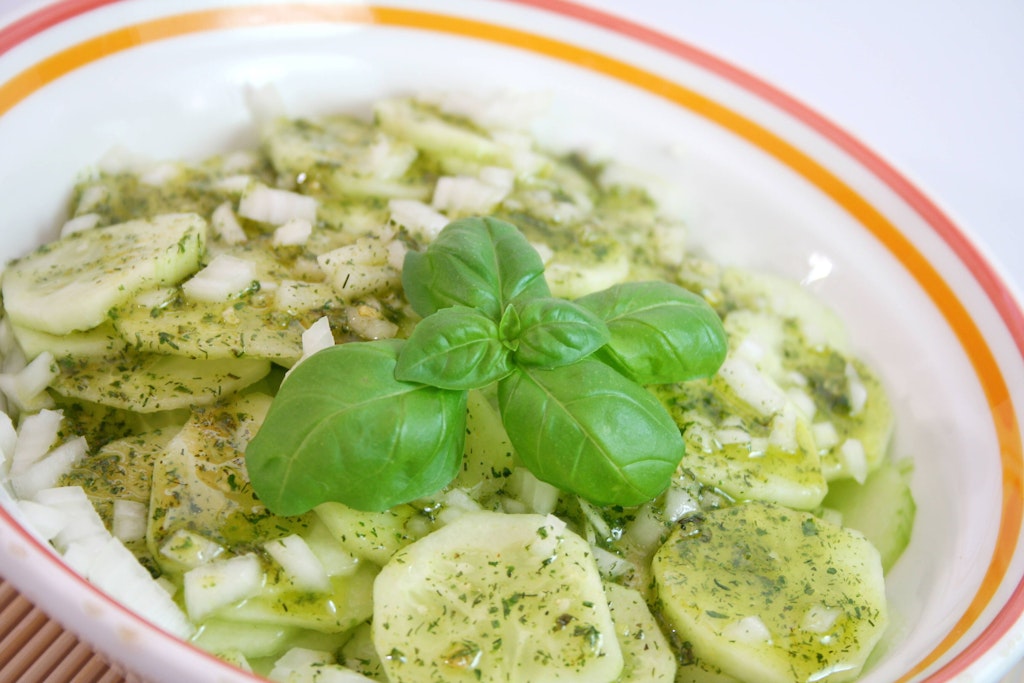 Omas-Rezept-f-r-Zwiebel-Gurkensalat-Der-beste-Schlank-Salat-der-DDR-