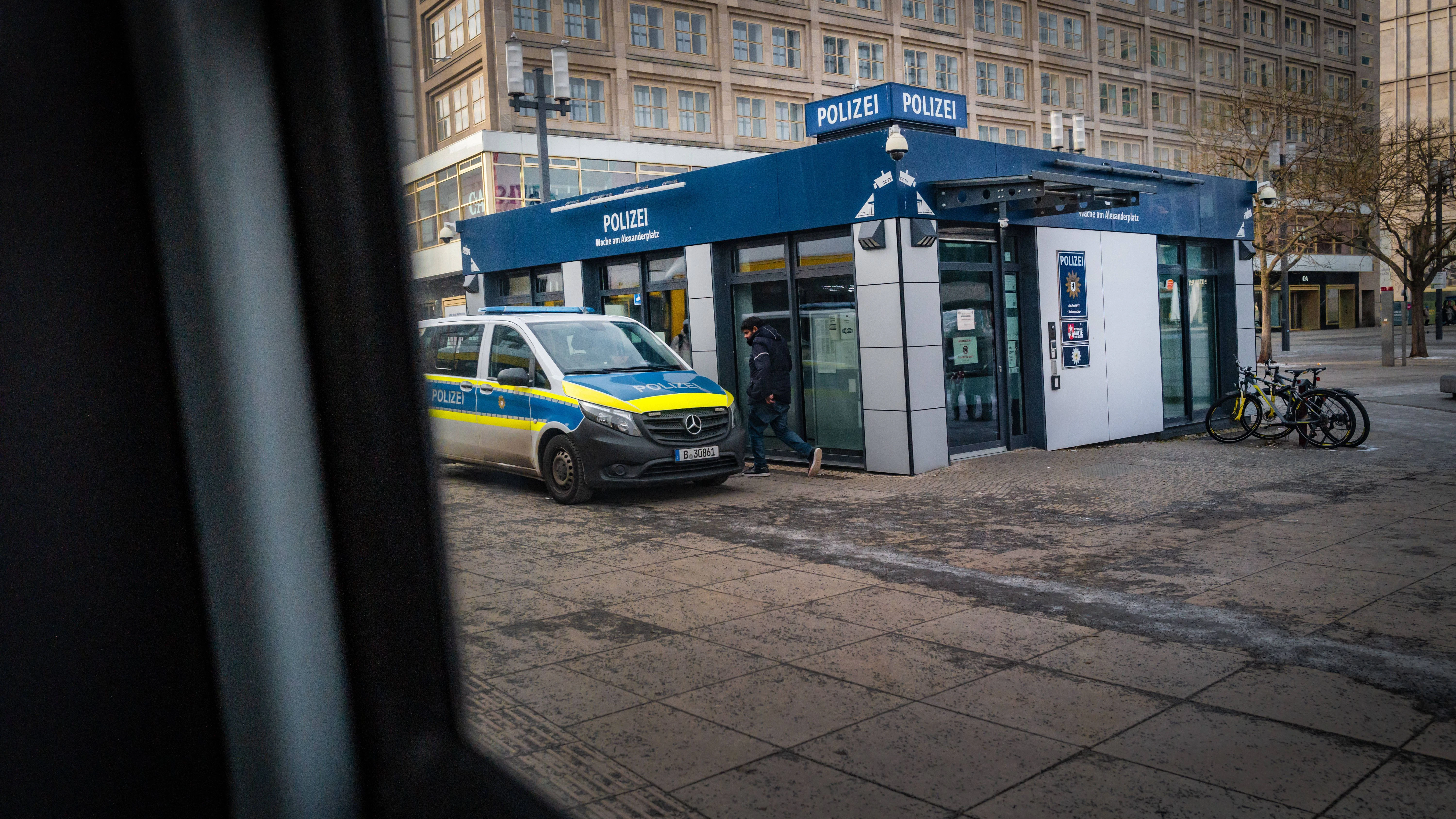 In der Polizeiwache am Alexanderplatz kam es zu der Straftat.