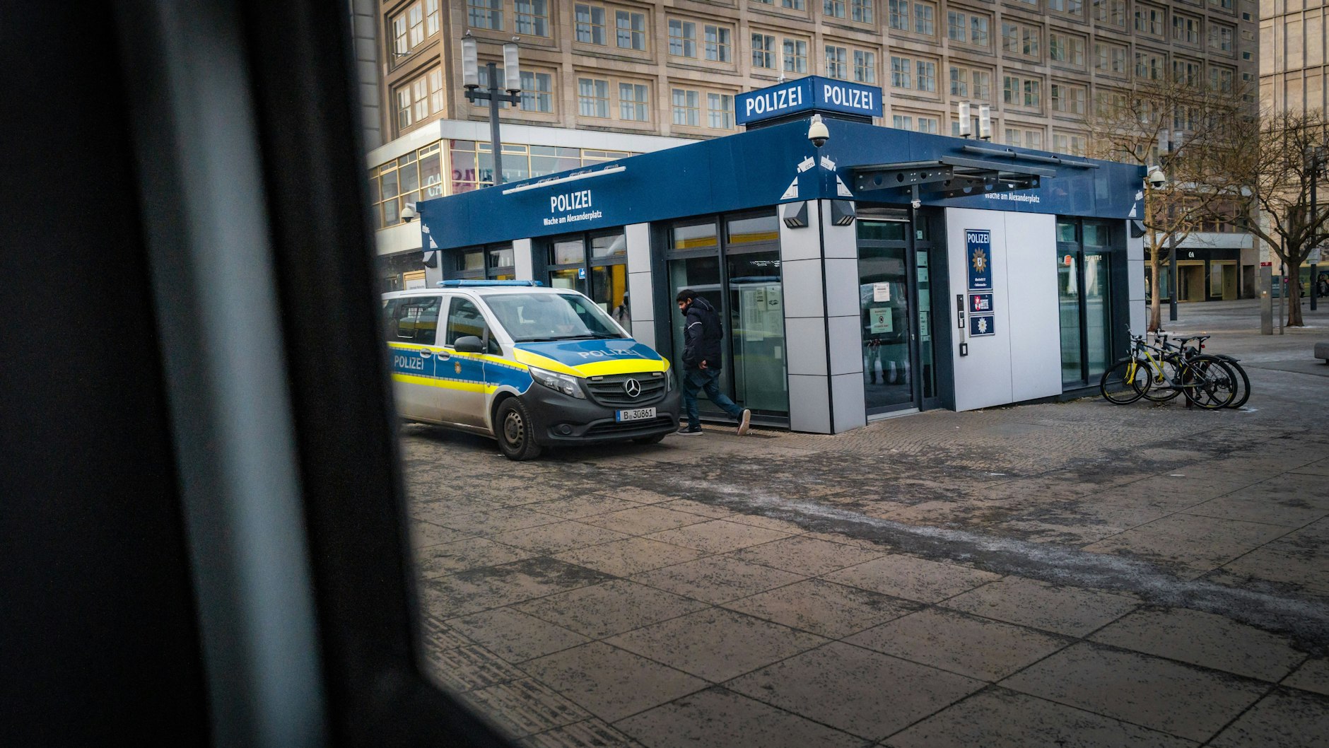 In der Polizeiwache am Alexanderplatz kam es zu der Straftat.