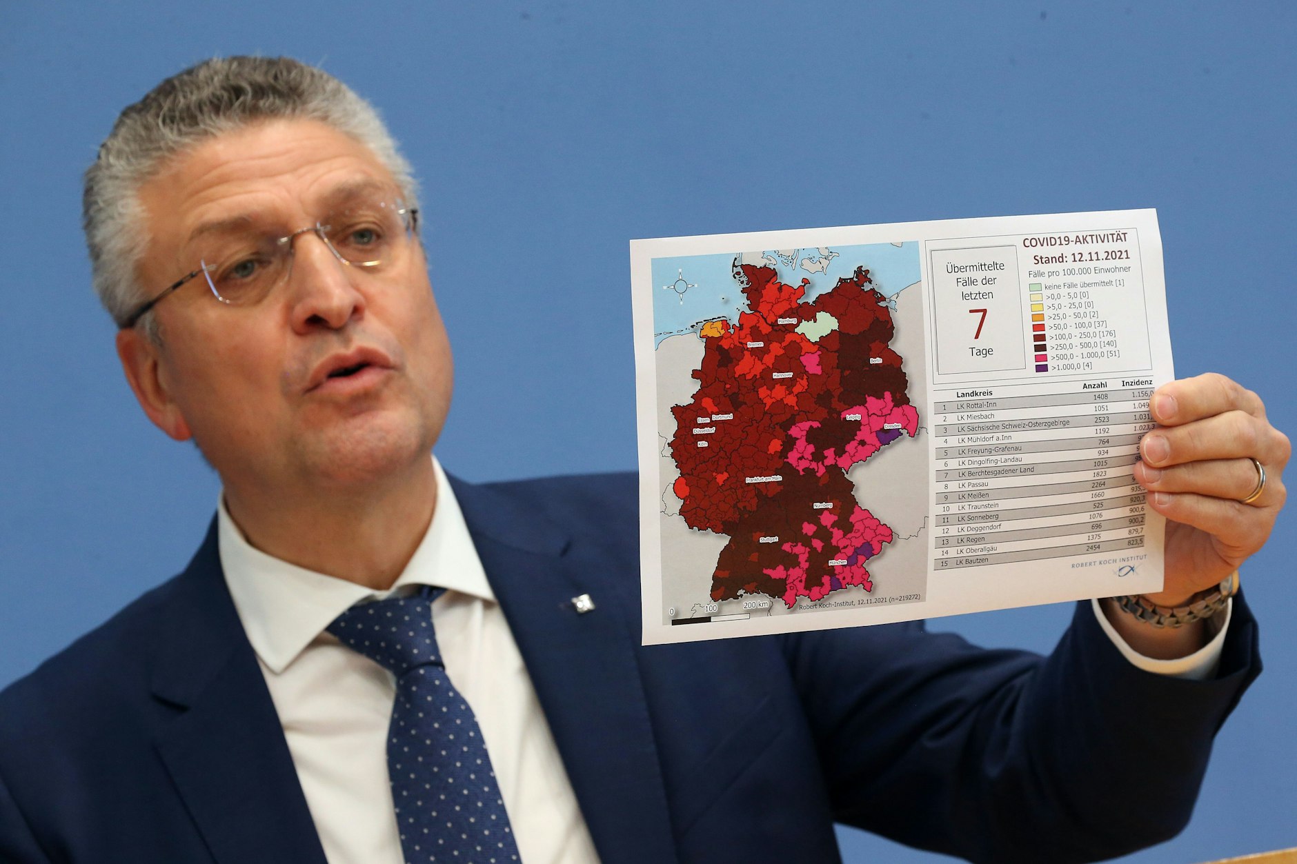 Lothar Wieler, then President of the RKI, presents a graphic with the latest corona figures at the Federal Press Conference.