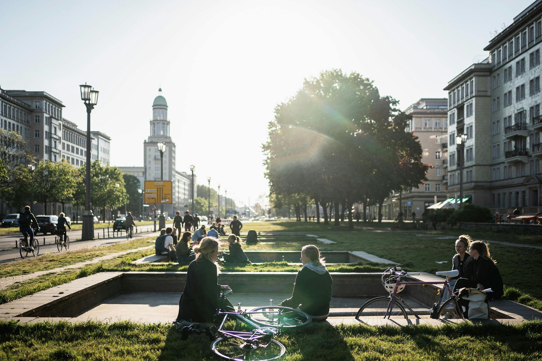 Die Frankfurter Allee war nie das Ziel – aber sie ist der Ort, um den sich das Leben unserer Autorin nun abspielt. Zwischen Sirenen, Fahrradklingeln und schnellen Schritten entsteht ein Alltag, den sie nicht geplant hat, der aber geblieben ist.