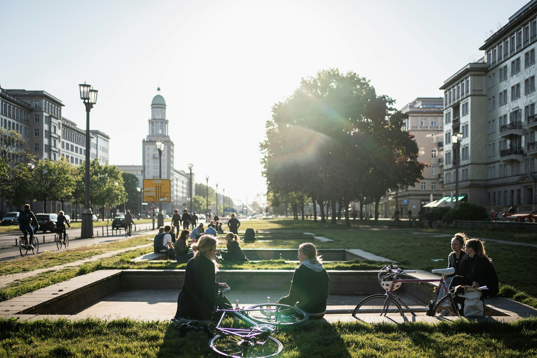 Die Frankfurter Allee war nie das Ziel – aber sie ist der Ort, um den sich das Leben unserer Autorin nun abspielt. Zwischen Sirenen, Fahrradklingeln und schnellen Schritten entsteht ein Alltag, den sie nicht geplant hat, der aber geblieben ist.