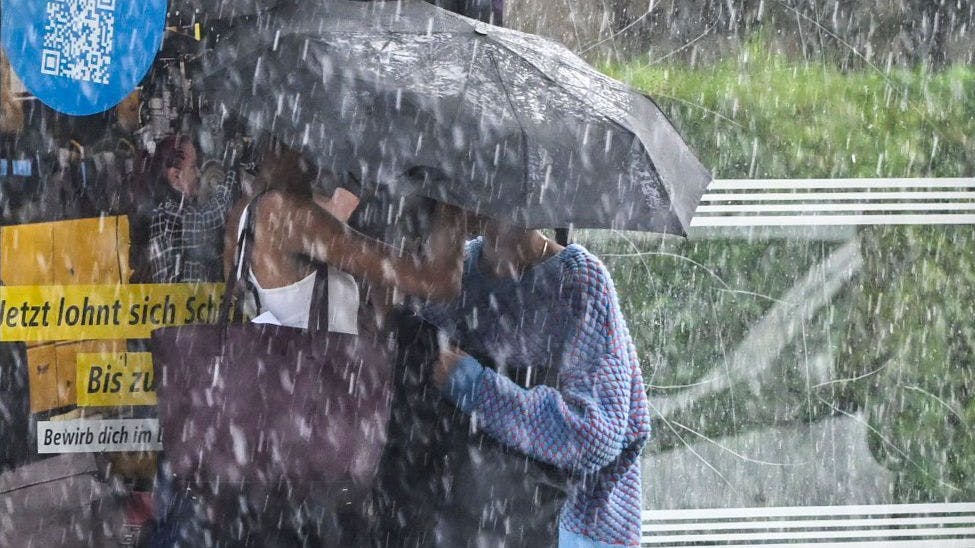 Auch Hagel kann am Montag in und um Berlin fallen. Der Deutsche Wetterdienst kündigt Gewitter und Unwetter an.