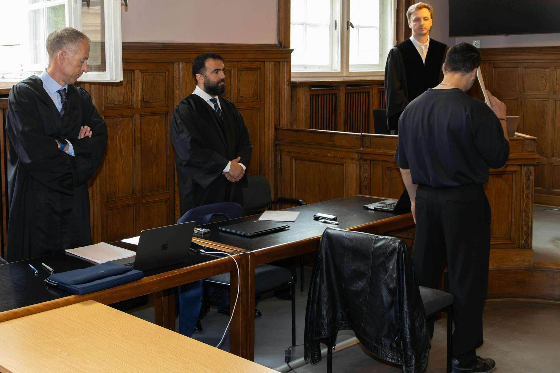 Ex-Polizist Abdullah I. (37, re.) ist der Hauptbeschuldigte. Er ist angeklagt wegen Körperverletzung im Amt, Verfolgung Unschuldiger, Freiheitsberaubung und Nötigung.