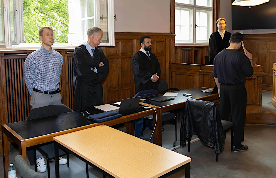 Ex-Polizist Abdullah I. (37, re.) ist der Hauptbeschuldigte. Er ist angeklagt wegen Körperverletzung im Amt, Verfolgung Unschuldiger, Freiheitsberaubung und Nötigung.