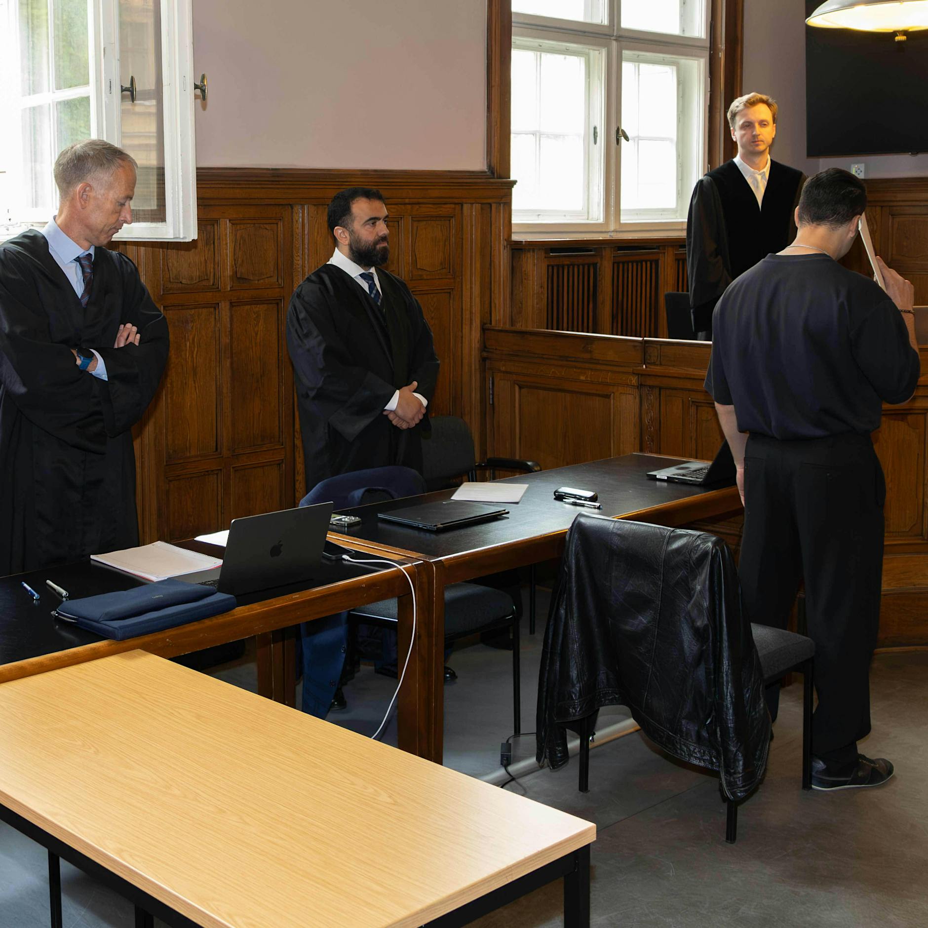 Statt Hilfe gab’s Schläge: Die Prügelpolizisten von der Alex-Wache