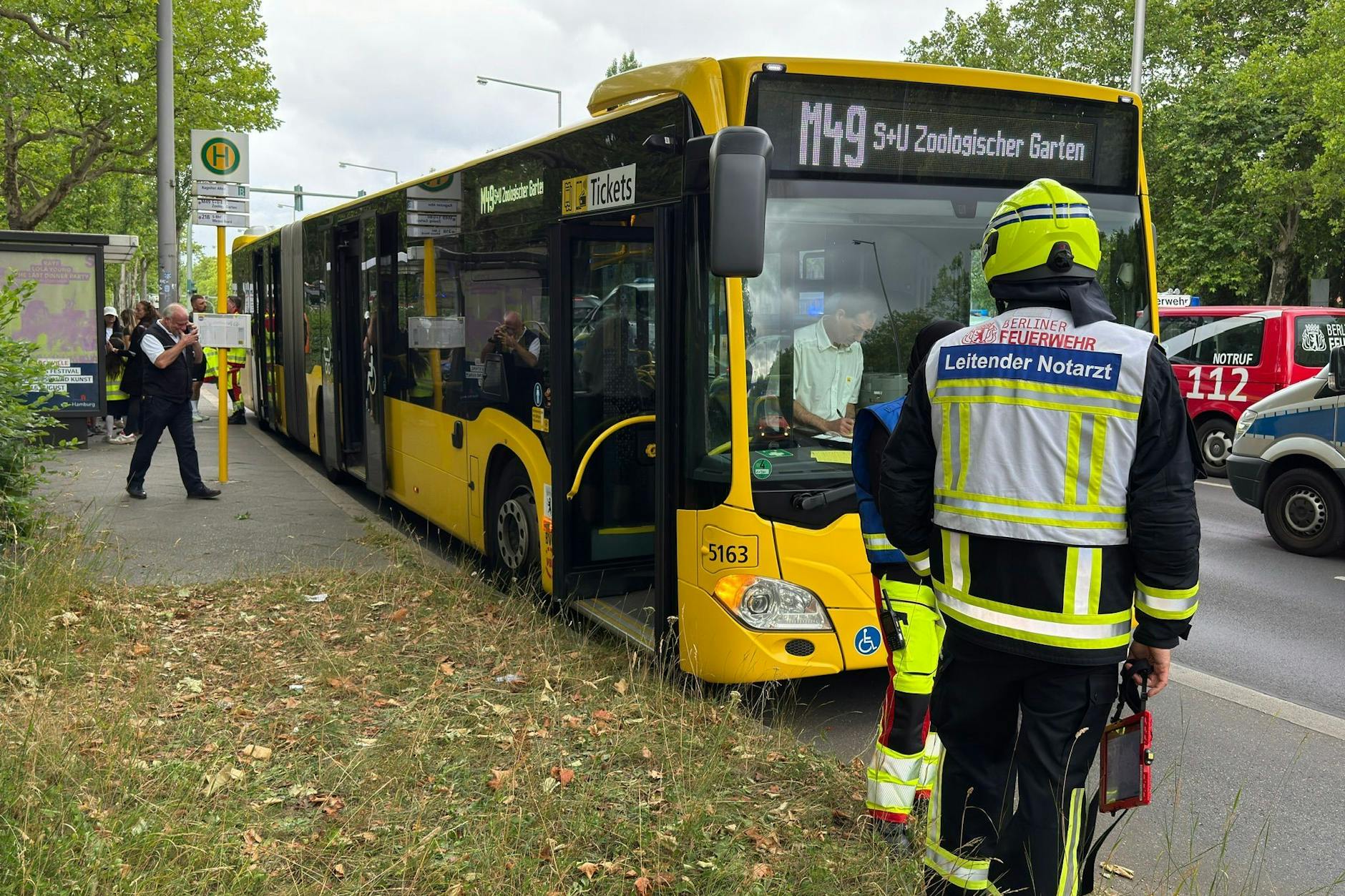 In einem Bus der M49 verletzten sich zahlreiche Fahrgäste. Das Fahrzeug der BVG war auf der Heerstraße unterwegs, als es plötzlich bremsen musste.