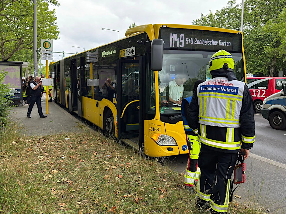 In einem Bus der M49 verletzten sich zahlreiche Fahrgäste. Das Fahrzeug der BVG war auf der Heerstraße unterwegs, als es plötzlich bremsen musste.