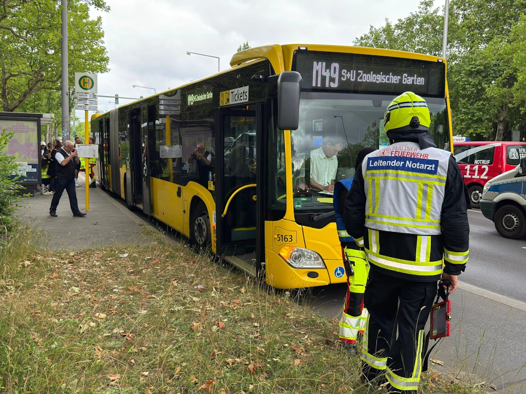 Frau lief auf die Straße: 16 Verletzte, weil ein BVG-Bus bremsen muss!