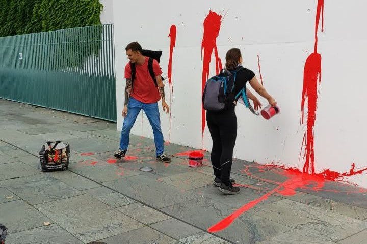Mit roter Farbe attackierten zwei Aktivisten der Neuen Generation das Bundeskanzleramt.