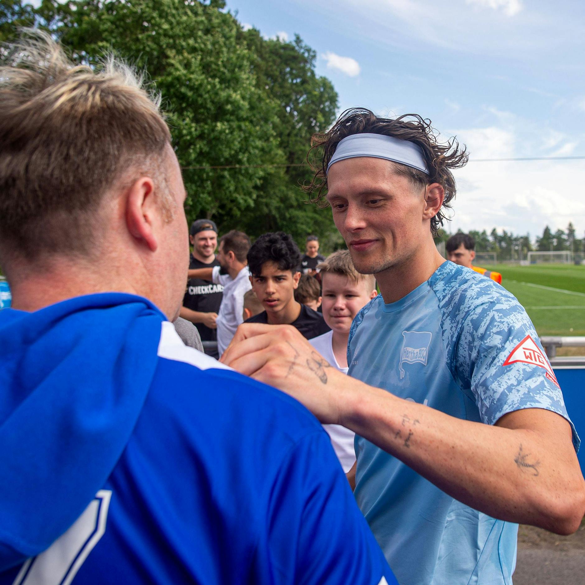 Fabian Reese gibt nach jedem Training den Fans von Hertha BSC Autogramme.