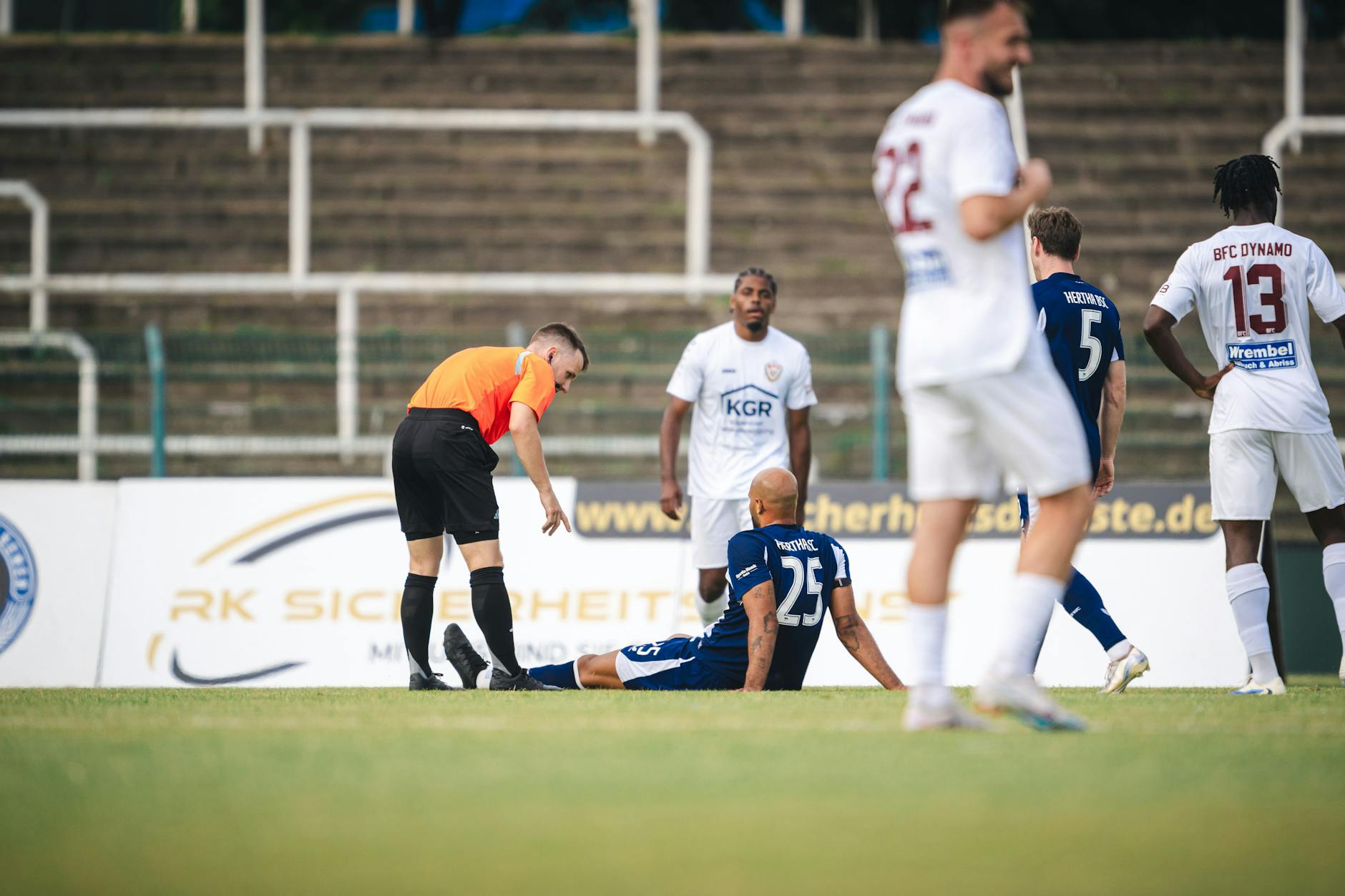 Nichts geht mehr: John Anthony Brooks sitzt beim Testspiel gegen den BFC Dynamo verletzt am Boden und fällt erst einmal auf unbestimmte Zeit bei Hertha BSC aus.
