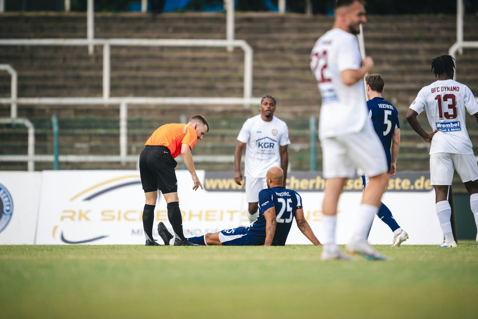 Nichts geht mehr: John Anthony Brooks sitzt beim Testspiel gegen den BFC Dynamo verletzt am Boden und fällt erst einmal auf unbestimmte Zeit bei Hertha BSC aus.