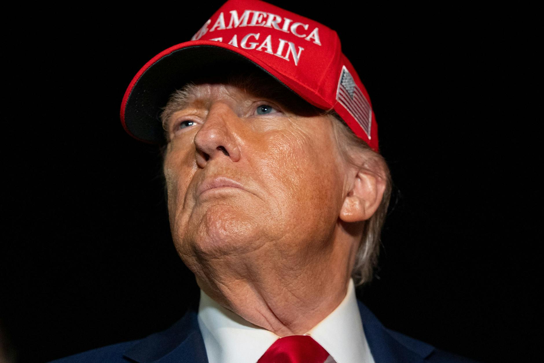 US-Präsident Donald Trump trägt eine seiner MAGA-Caps.