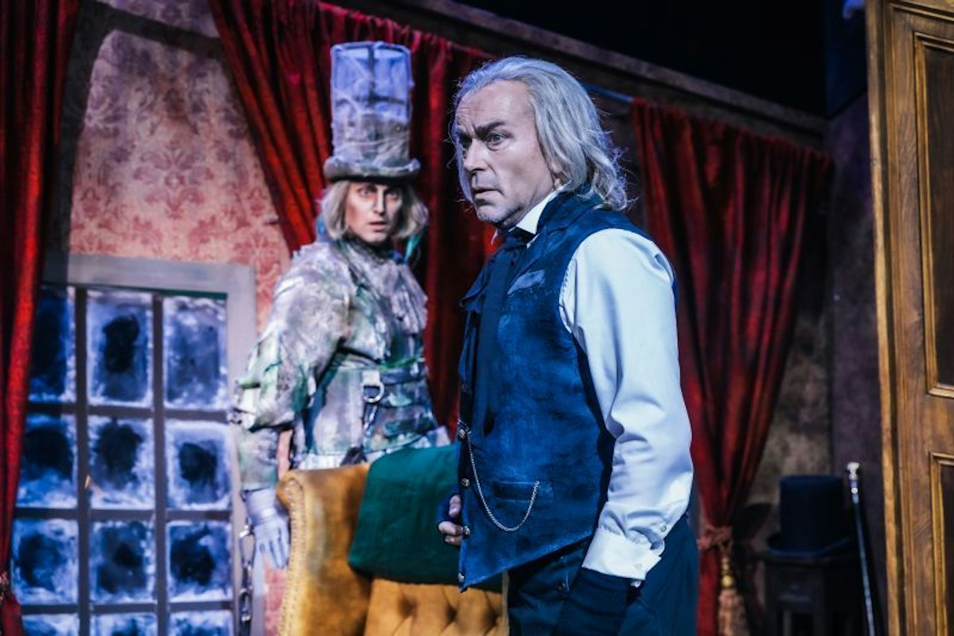 Ebenezer Scrooge, der Protagonist, beginnt als kaltherziger Geizhals, der Weihnachten verachtet.