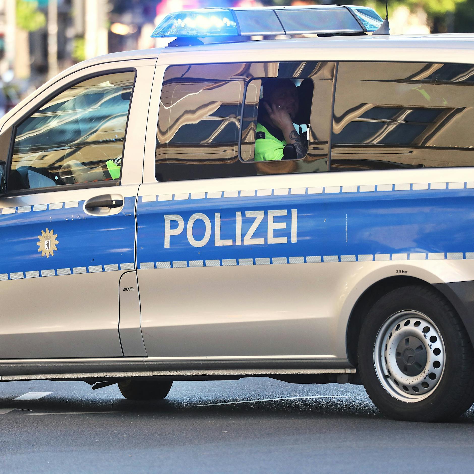 In Berlin: Stich in den Kopf – brutaler Messerangriff auf 25-Jährigen