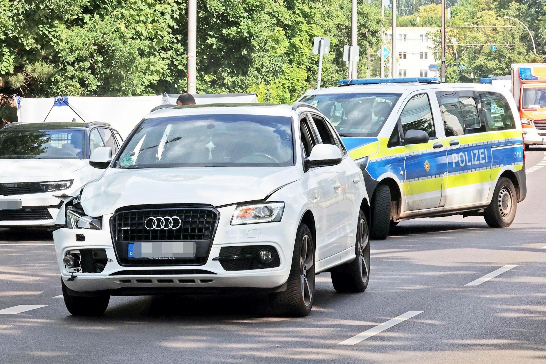 Der 33 Jahre alte Fahrer eines weißen Audi rammte vor zwei Wochen an der Wuhlheide eine Seniorin (65). Sie flog 30 Meter durch die Luft, starb an ihren schweren Verletzungen.