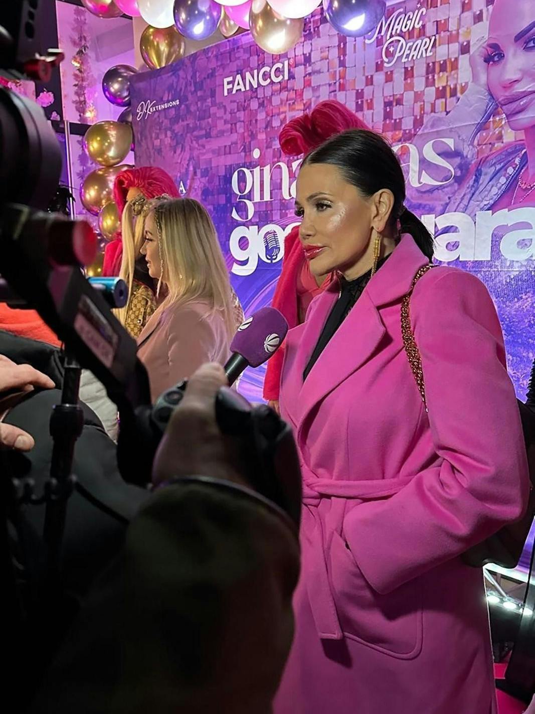 Djamila Rowe gibt Interviews.