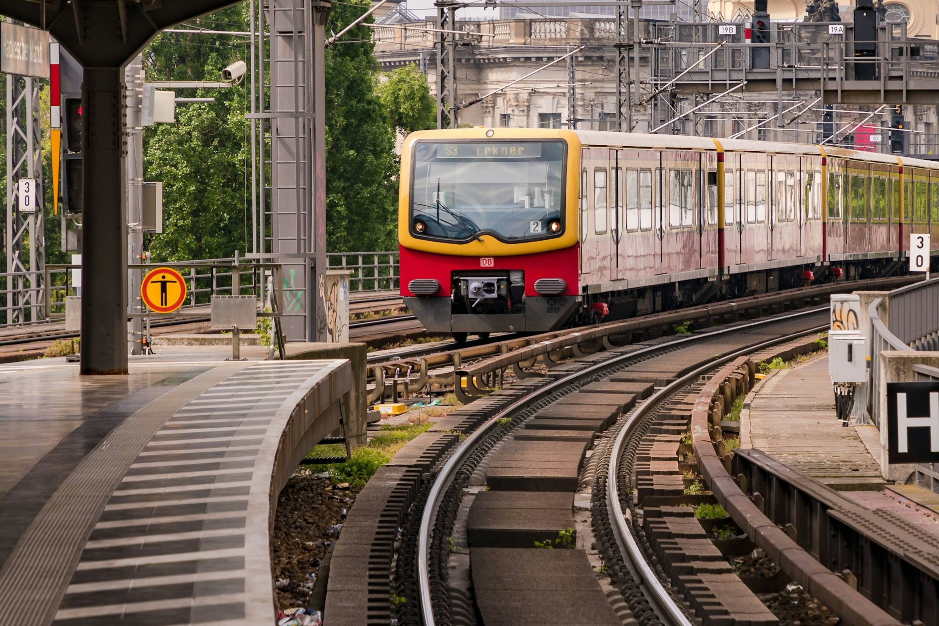 Am Hackeschen Markt gab es in den vergangenen Wochen immer wieder Stress mit einem störanfälligen Signal. Linien mussten unterbrochen werden, Züge fielen aus.