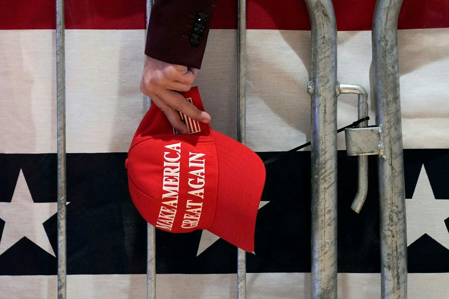 Ein Unterstützer von Donald Trump trägt sein MAGA-Cap.