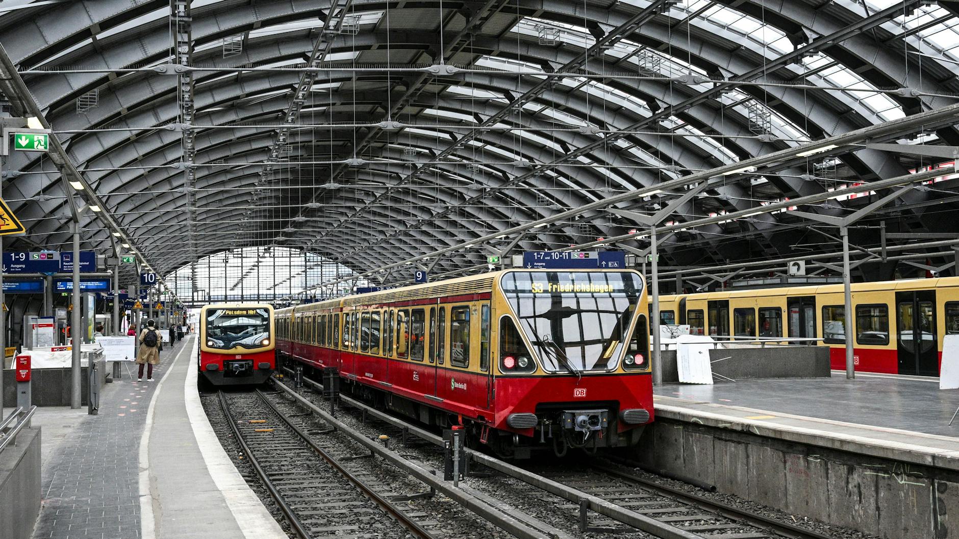 Im April wurden die Gerüste in der Gleishalle abgebaut. Der Ostbahnhof erstahlt im neuen Glanz. Doch es wird am Gebäude weiter gebaut.