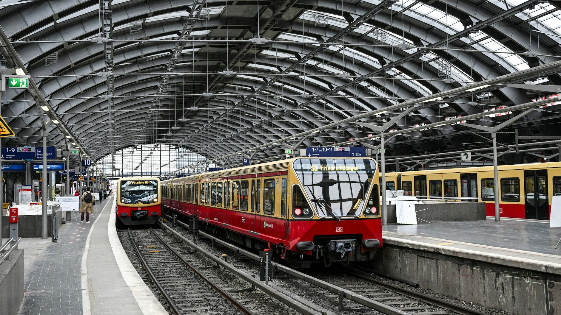 Im April wurden die Gerüste in der Gleishalle abgebaut. Der Ostbahnhof erstahlt im neuen Glanz. Doch es wird am Gebäude weiter gebaut.