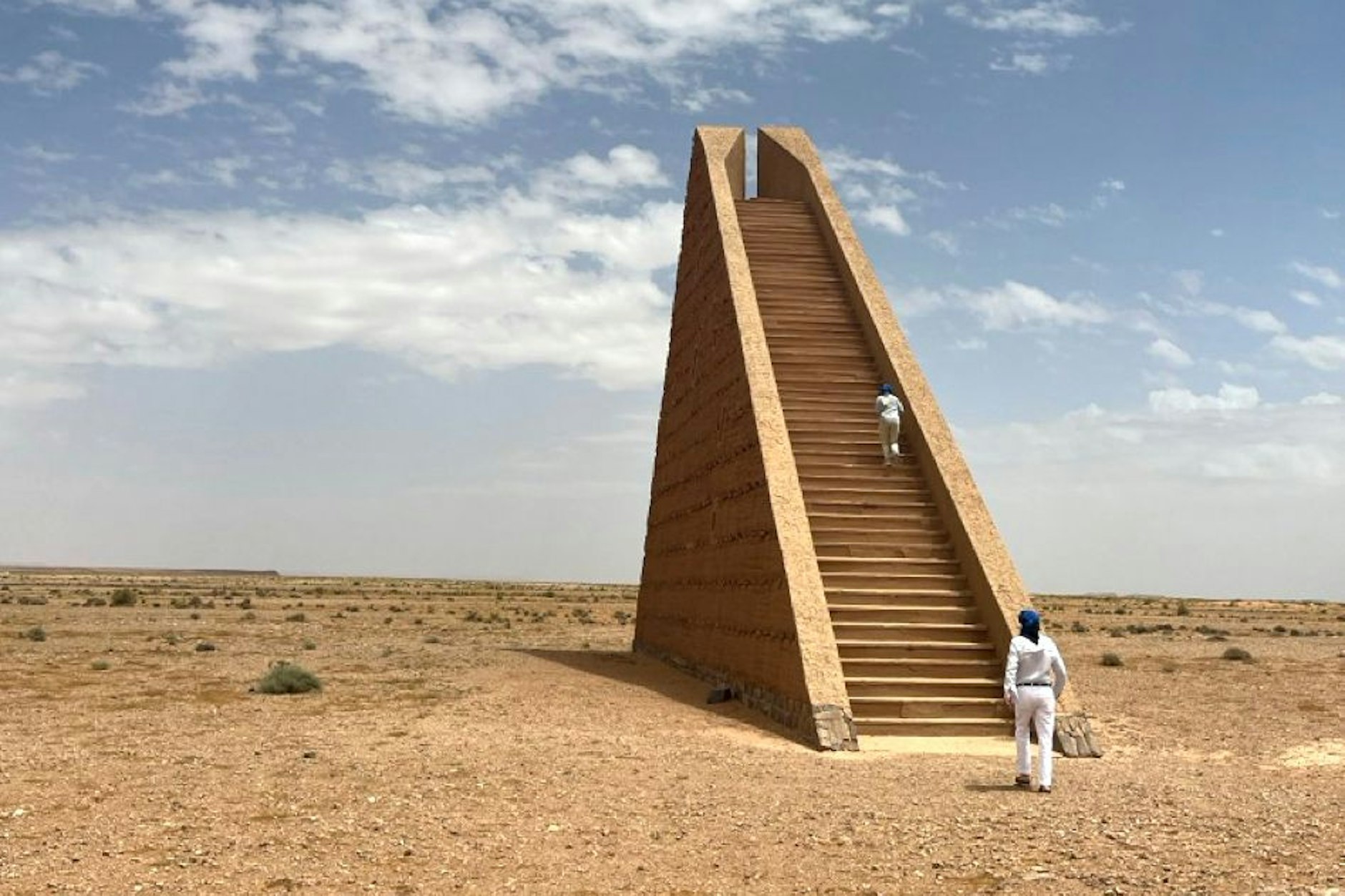 Die Himmelstreppe von Hannsjörg Voth, mitten in der Wüste