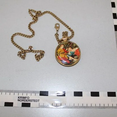 Mit am auffälligsten ist diese goldene Taschenuhr mit antiker Malerei.