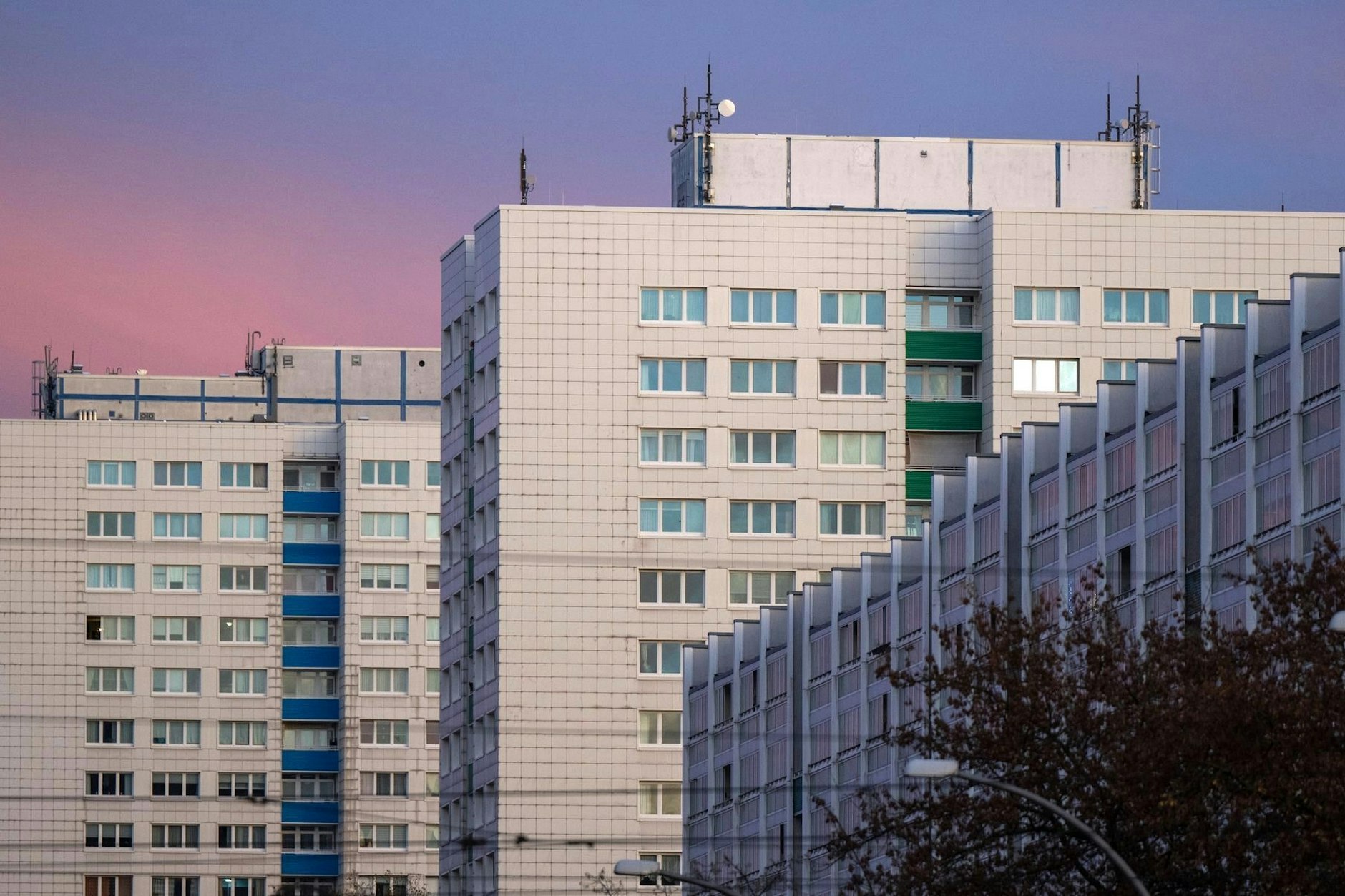 Der Neubau stockt, Genehmigungsverfahren ziehen sich über Jahre – und bezahlbarer Wohnraum wird zur Mangelware. Was jetzt geschehen muss, um den Wohnungsmarkt zu entlasten, haben wir mit Bausenator Christian Gaebler besprochen.