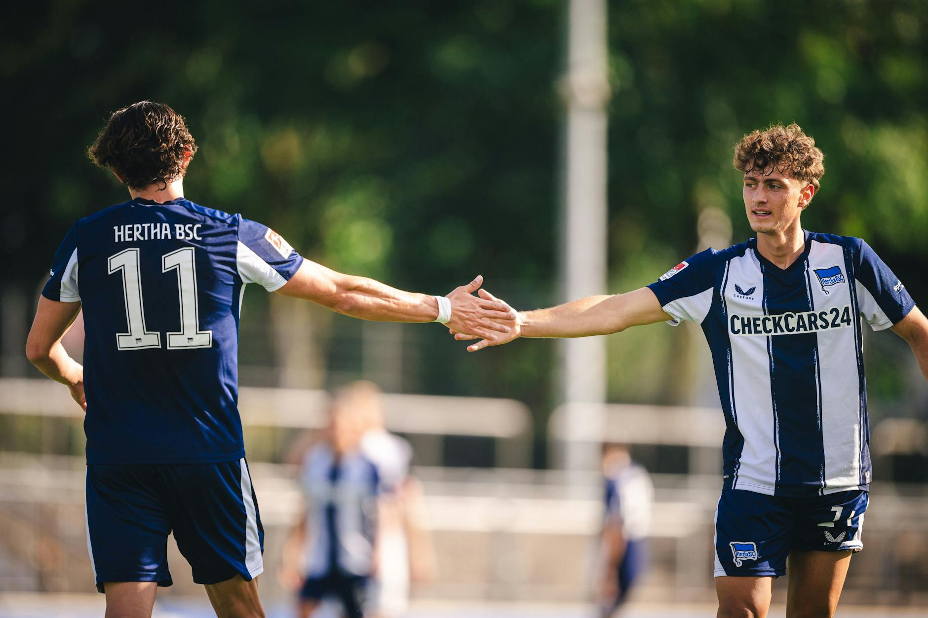 Fabian Reese und Maurice Krattenmacher (v.l.) haben beim Test von Hertha BSC gegen Havelse bereits gut harmoniert.
