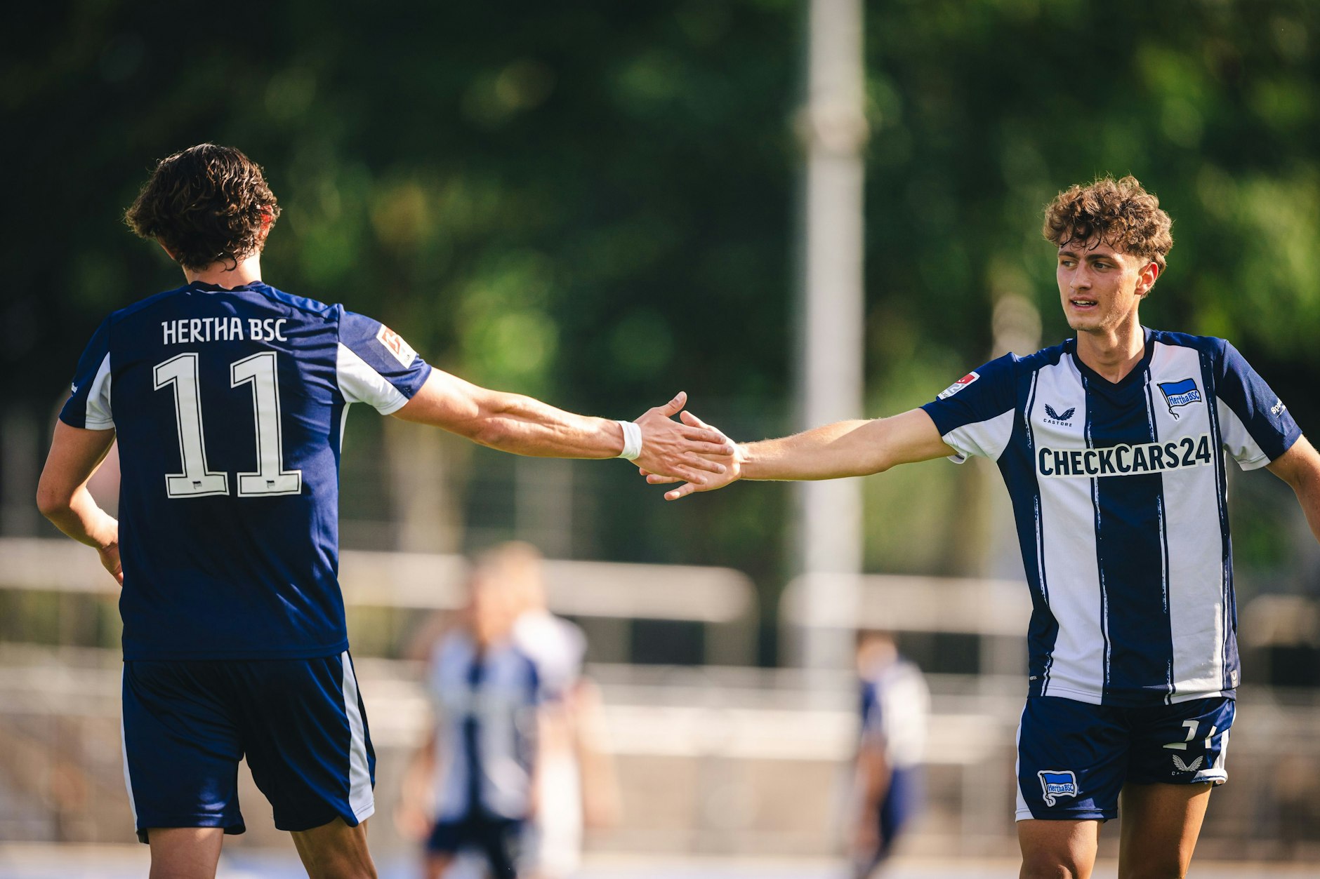 Fabian Reese und Maurice Krattenmacher (v.l.) haben beim Test von Hertha BSC gegen Havelse bereits gut harmoniert.