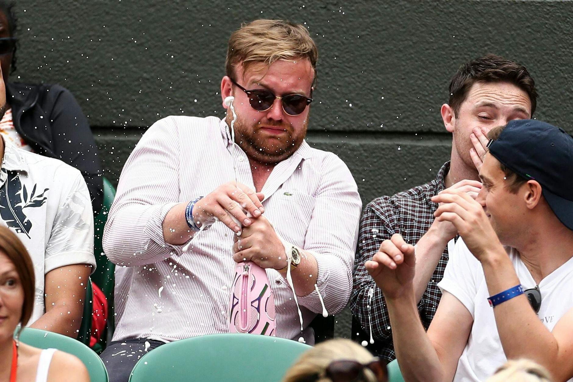 Die Tennis-Fans trinken in Wimbledon gern mal Champagner. Jetzt sorgte ein Korkenknall während eines Spiels für eine kuriose Schiedsrichter-Ansage (Archivfoto).