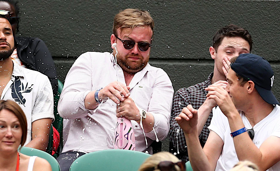 Die Tennis-Fans trinken in Wimbledon gern mal Champagner. Jetzt sorgte ein Korkenknall während eines Spiels für eine kuriose Schiedsrichter-Ansage (Archivfoto).