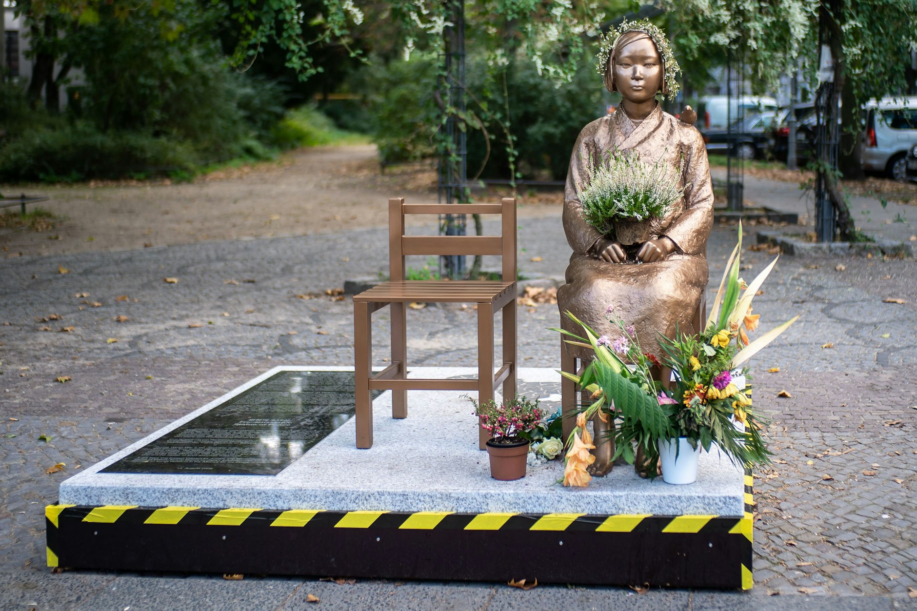 Der Korea-Verband ließ das Bronzemädchen im Herbst 2020 an der Ecke zwischen Bremer Straße und Birkenstraße aufstellen.